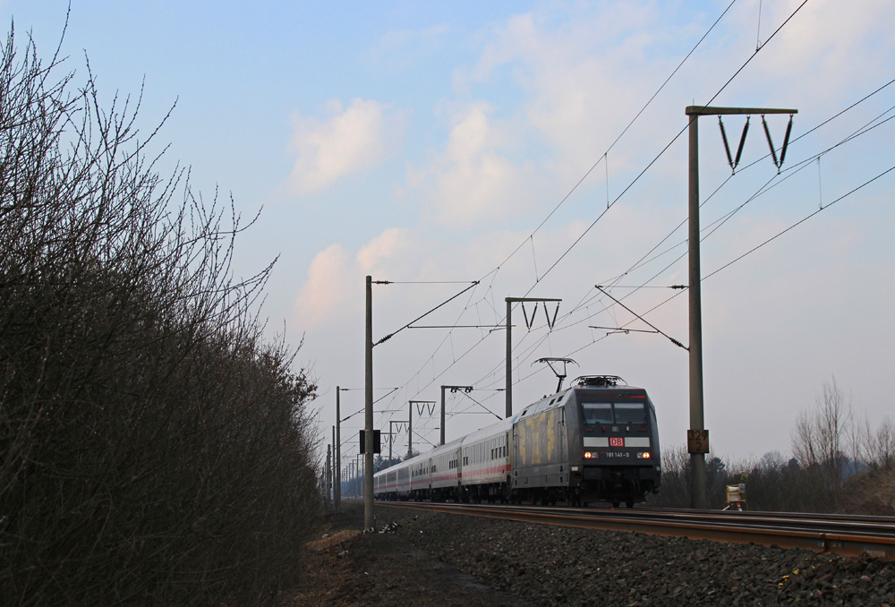 101 141-0 fuhr am 18.03.2013 mit dem IC 2332 von Norddeich nach Kln, hier bei Veenhusen.