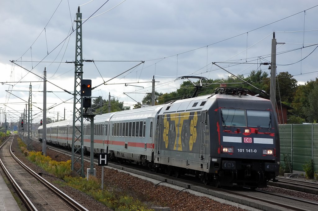 101 141-0 mit dem IC 245 nach Berlin Ostbahnhof in Rathenow. 18.09.2010 