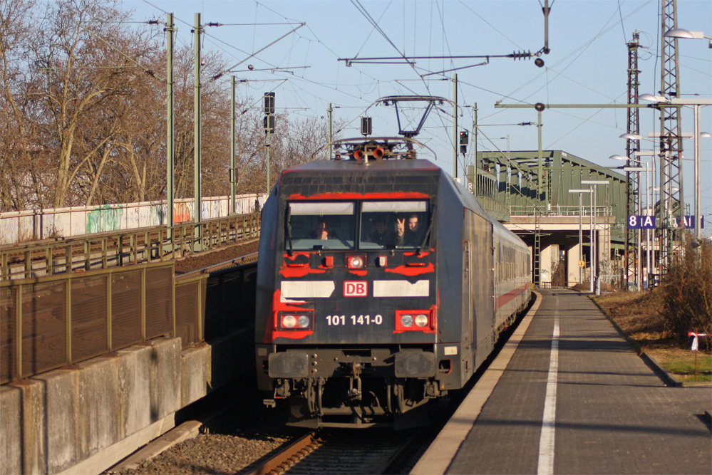 101 141-0 mit dem IC136 nach Luxembourg bei der Durchfahrt in Kln Deutz, 6.3.11