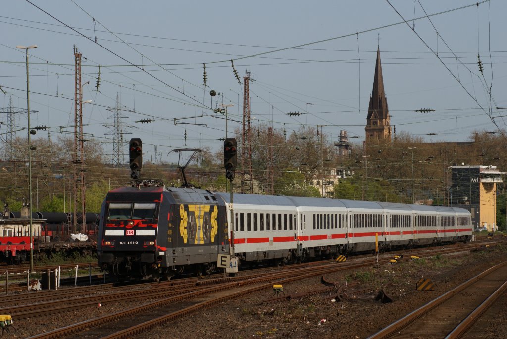 101 141-0 mit einem InterCity bei der Durchfahrt durch Mlheim-Styrum am 10.04.2011