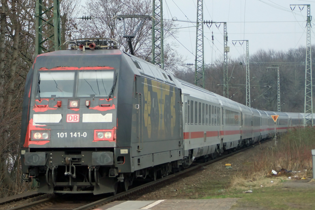 101 141-0 mit IC bei der Durchfahrt in Kln-West 26.2.2011