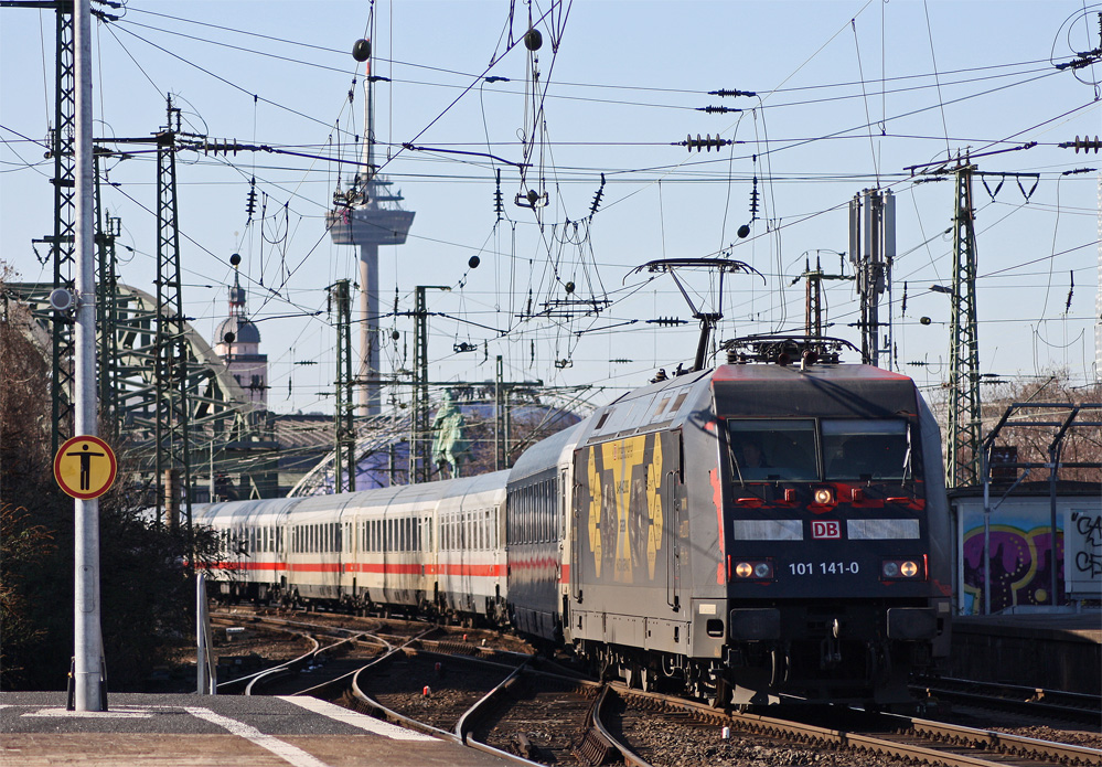 101 141-0 mit IC135 nach Norddeich-Mole durch Kln Deutz, 7.3.11