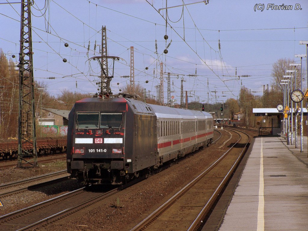 101 141-0 schiebt ihren IC 2151 von Dsseldorf nach Berlin-Gesundbrunn durch Bochum-Ehrenfeld am 02.04.2010