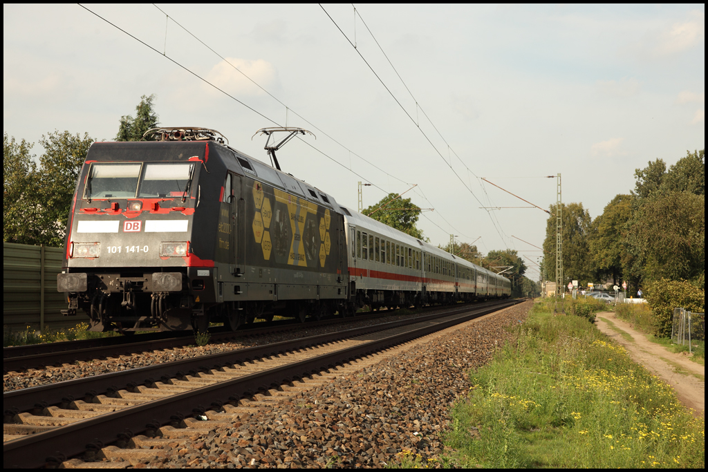 101 141 (9180 6101 141-0 D-DB) hat einen InterCity am Haken und ist bei Haltern am See in Richtung Essen unterwegs. (02.09.2011)