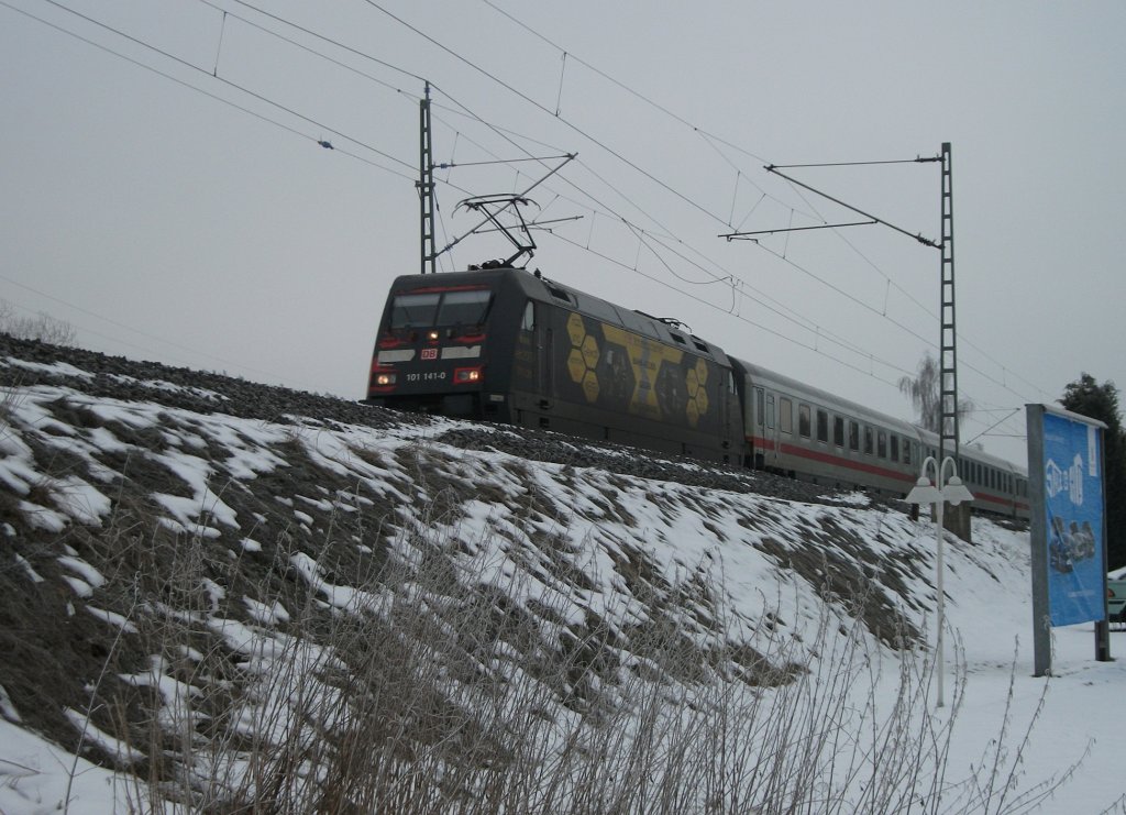 101 141 ist am 31.01.11 mit dem IC 2208 bei Knellendorf Richtung Stockheim unterwegs.