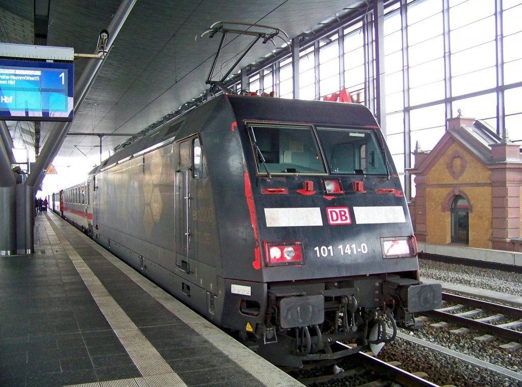 101 141 ( Azubis der DB gegen Hass und Gewalt ) mit IC2154 in Erfurt Hbf, 19.2.010. Wie man sieht, beginnt die Beklebung bereits zu brckeln...
