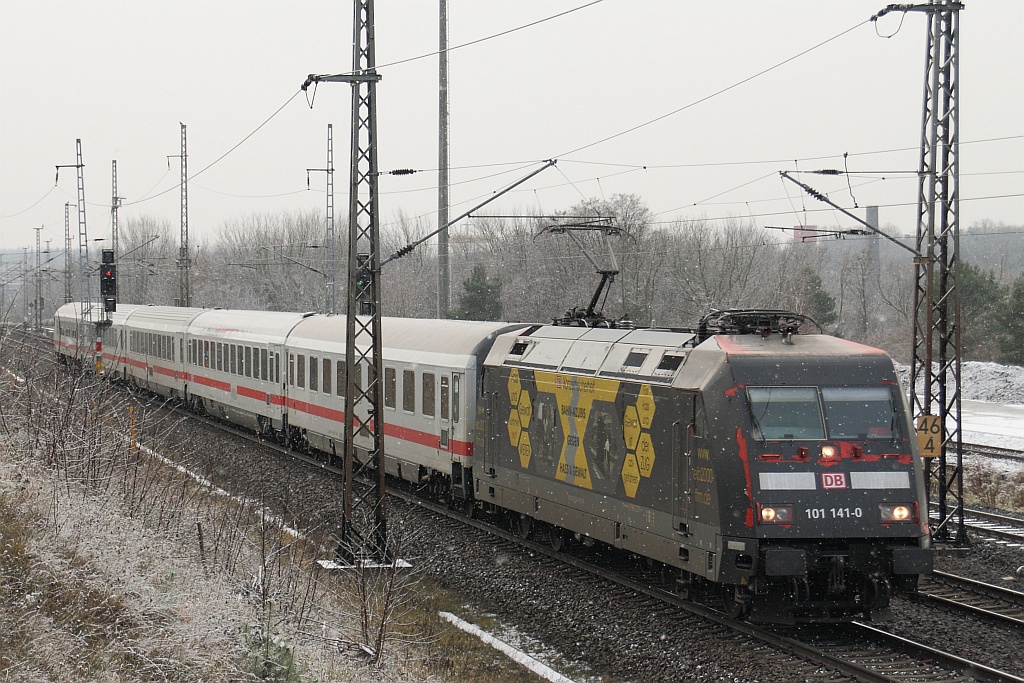 101 141 fhrt mit einem IC am 26.11.2010 durch Eberswalde in Richtung Angermnde