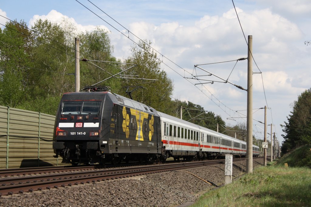 101 141 kam am 01.05.2010 mit einem IC durch Gifhorn in Richtung Hannover