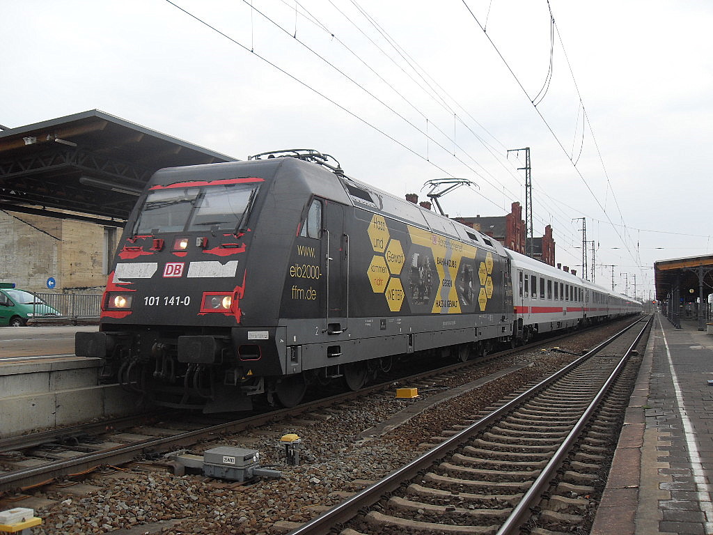 101 141 mit IC 140 am 03.04.2011 in Stendal.