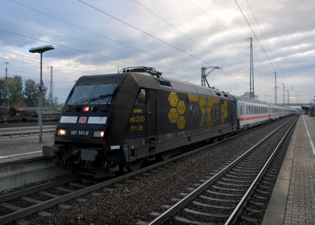 101 141 mit IC 2024 am 07.10.2009 am Plattlinger Bahnhof.