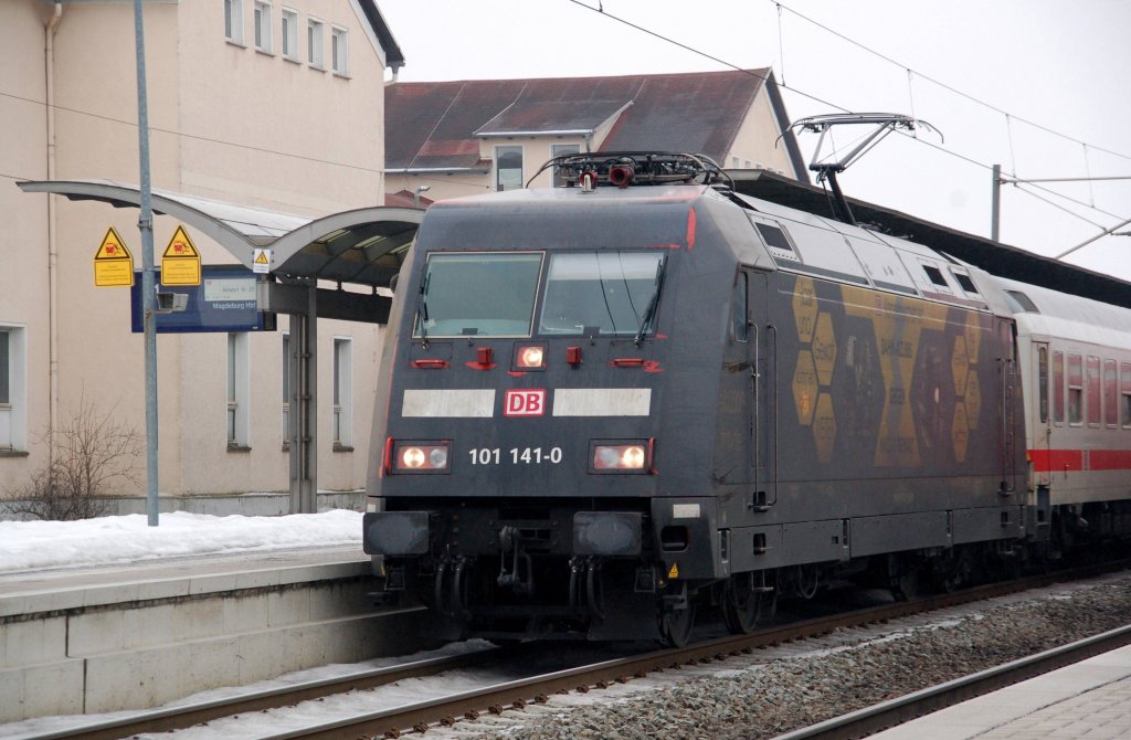 101 141 steht am 07.02.10 mit IC 2353 im Bahnhof Bitterfeld. Somit war an diesem Wochenende jeden Tag eine andere Werbelok dran!