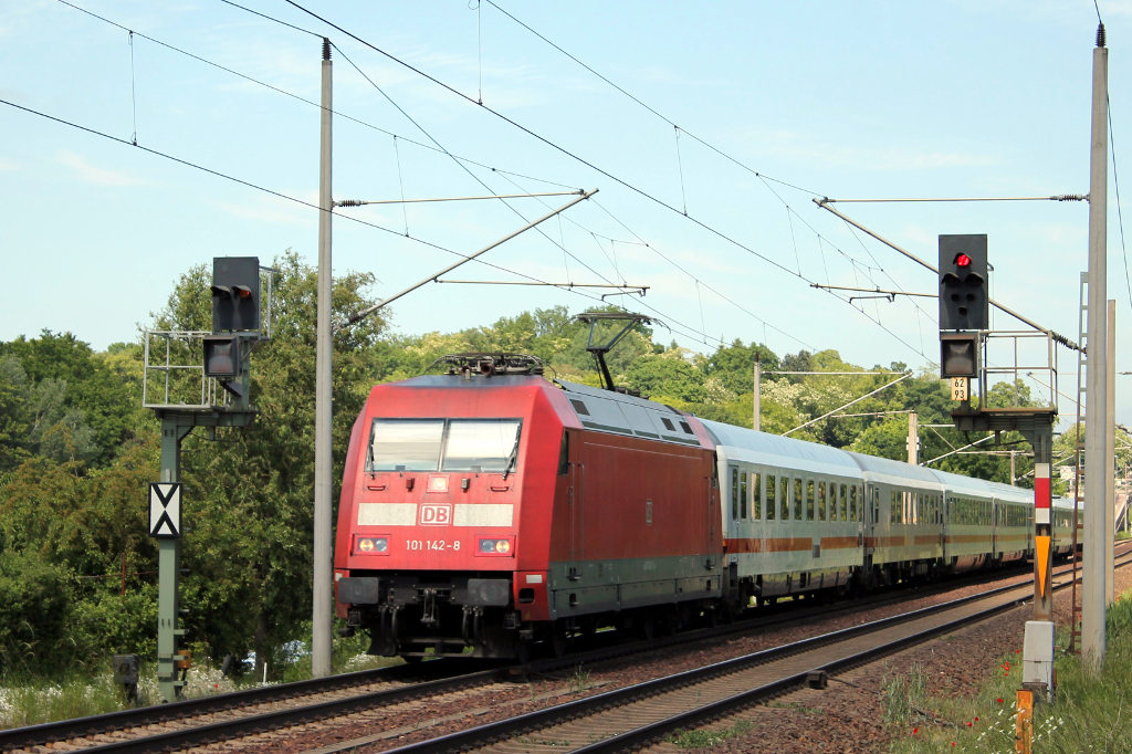 101 142-8 mit IC 2239  Warnow  von Warnemnde nach Dresden Hbf in Schwerin-Grries am 09.06.2013