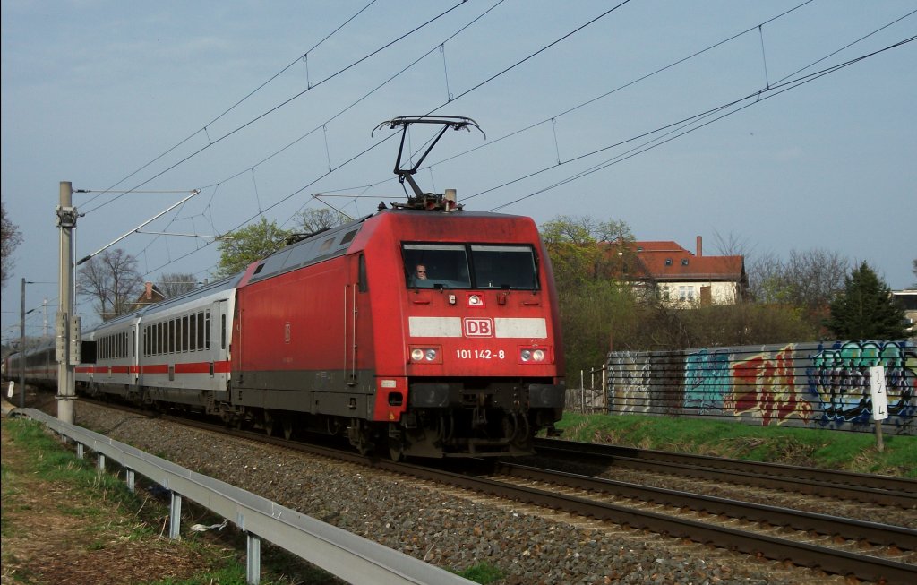 101 142 ist am 06.04.11 mit dem IC 2209 bei L-Miltitz Richtung Grokorbetha unterwegs. Am Zugschluss hing noch 120 105.