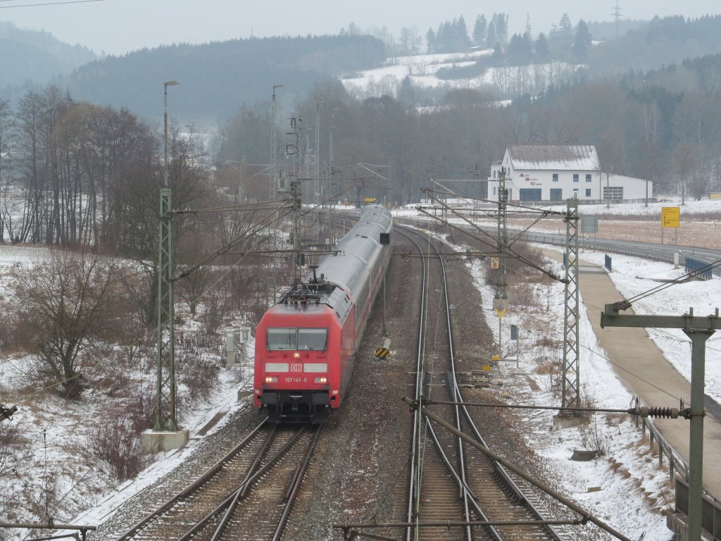 101 143-6 ist am 20. Januar 2013 mit IC 2905 nach Mnchen Hbf bei Pressig Richtung Kronach unterwegs.