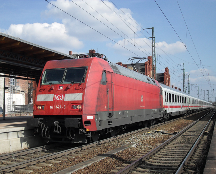 101 143-6 mit IC 144 von Berlin-Ostbahnhof nach Schiphol(Airport)kurz vor der Ausfahrt im Bahnhof Stendal.(06.04.10) 