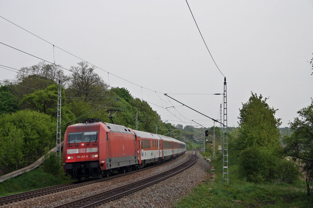 101 143-6 zieht am 28.04.'11 den EC 378->Stralsund. Hier hinter Weinbhla