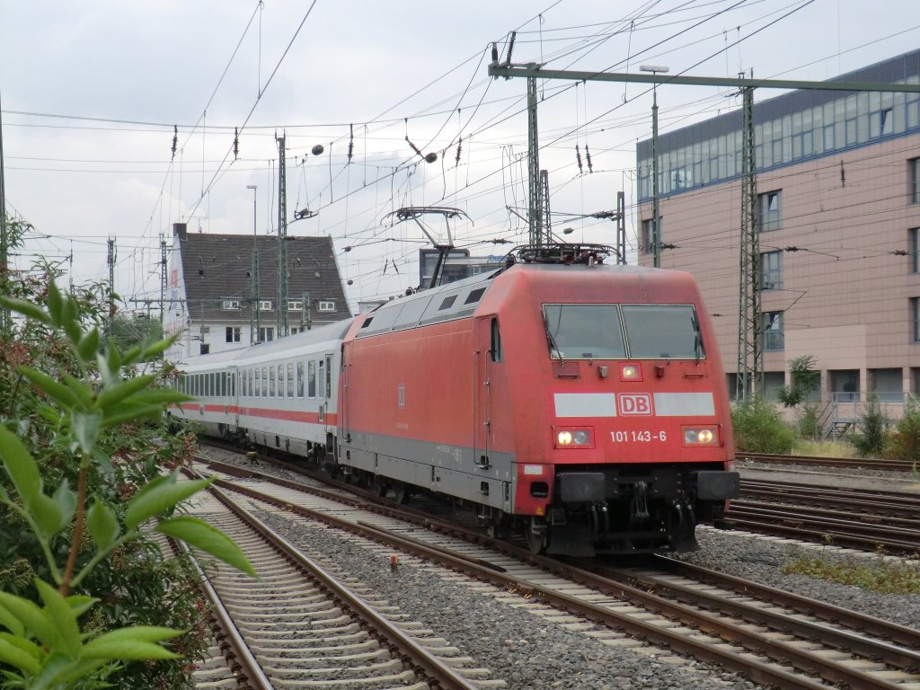 101-143 fhrt am 5.8.10 mit dem IC  2156 Erfurt - Dsseldorf in Dortmund ein.