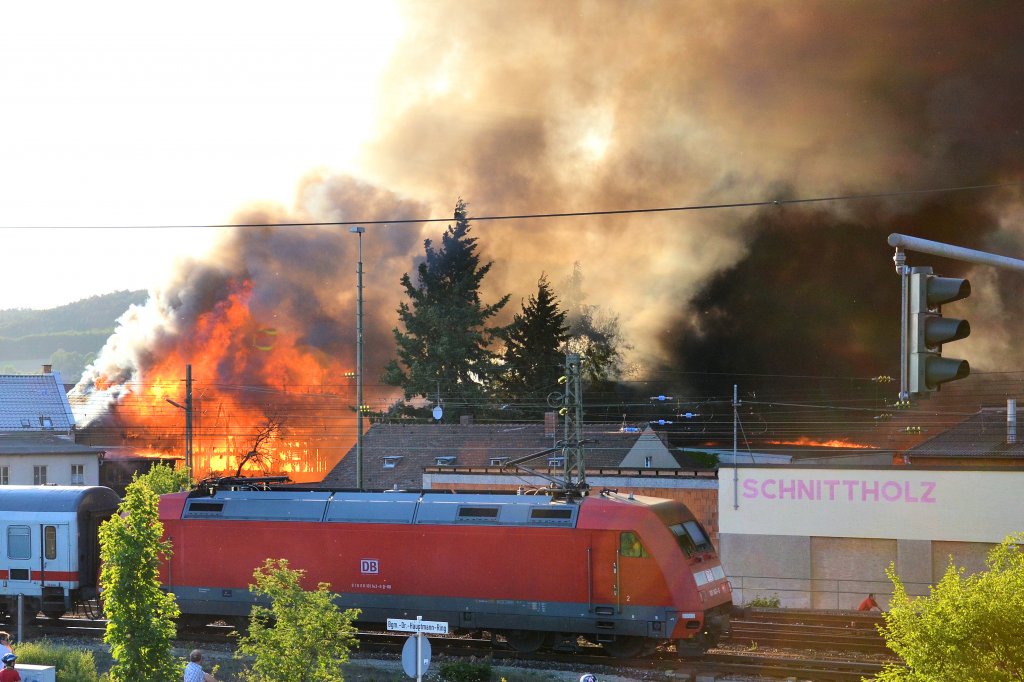 101 143 mit IC bei der Einfahrt in den Bhf LIF_29_05_2011
Brand im ehemaligen Sgewerk Welsch.