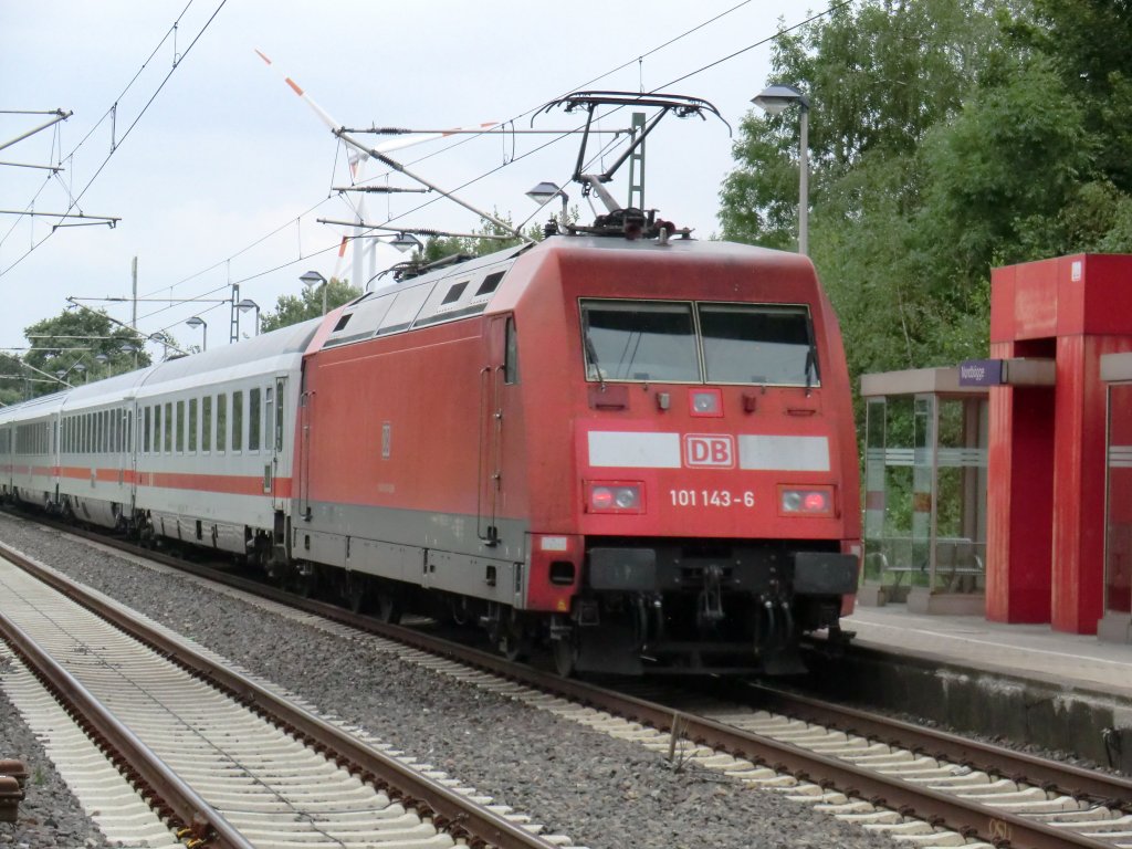 101-143 schiebt am 4.8.10 den IC 2153 nach Erfurt durch Nordb�gge.