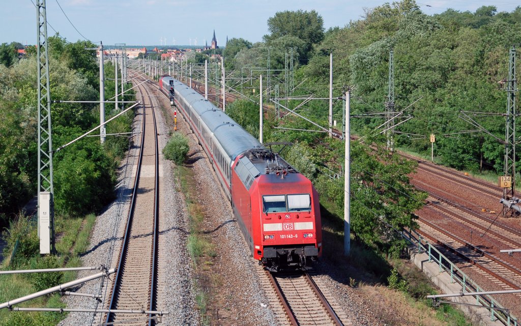 101 143 und eine unbekannte BR 120 befrderten am 29.05.11 den IC 2209 durch Holzweissig Richtung Leipzig.