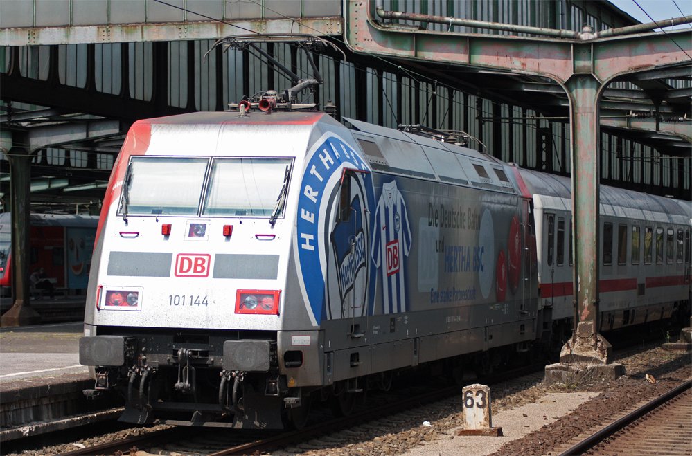 101 144-4 ist gerade mit dem IC2151 nach Berlin Gesundbrunnen in Duisburg Hbf eingefahren, 24.5.10