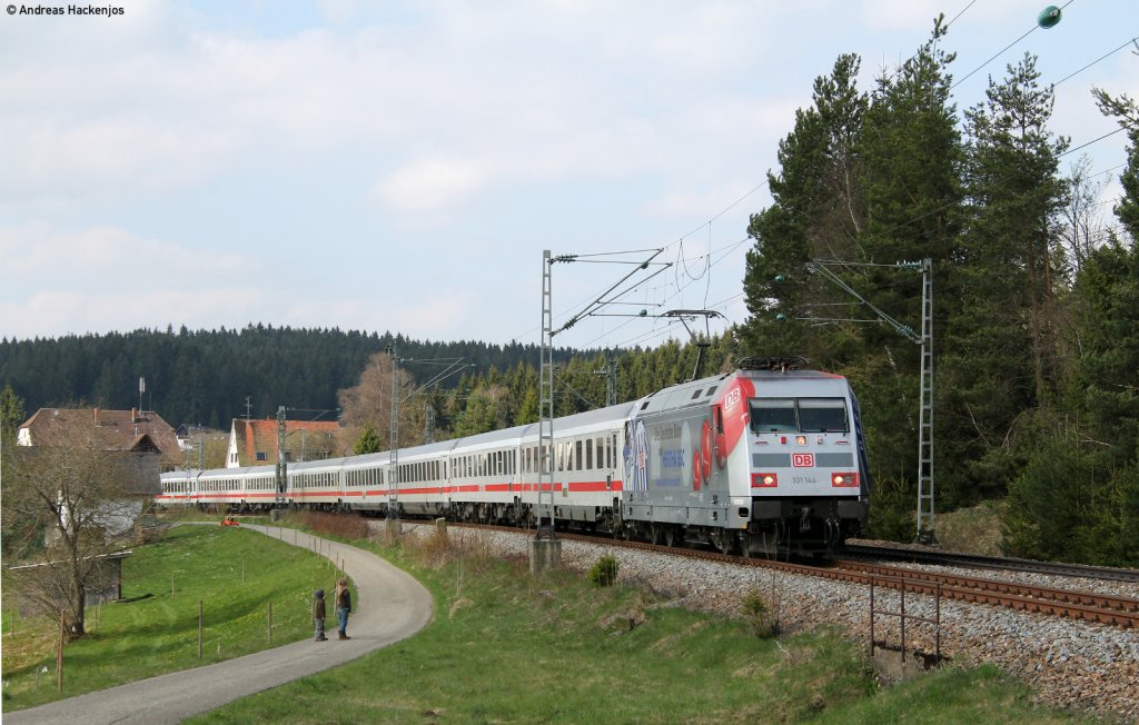 101 144-4  Hertha BSC  mit dem IC 2005  Bodensee  (Emden Hbf-Konstanz) und rund 25+ bei Peterzell 16.4.11