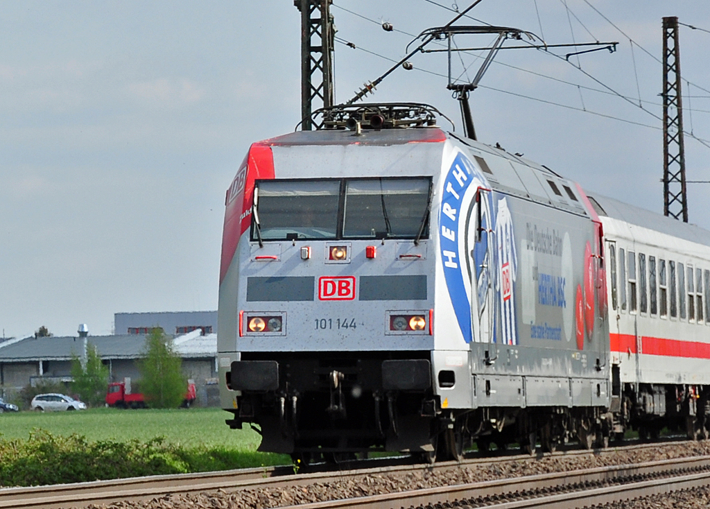 101 144-4 IC mit  Hertha BSC -Lackierung kurz vor Brhl - 15.04.2011