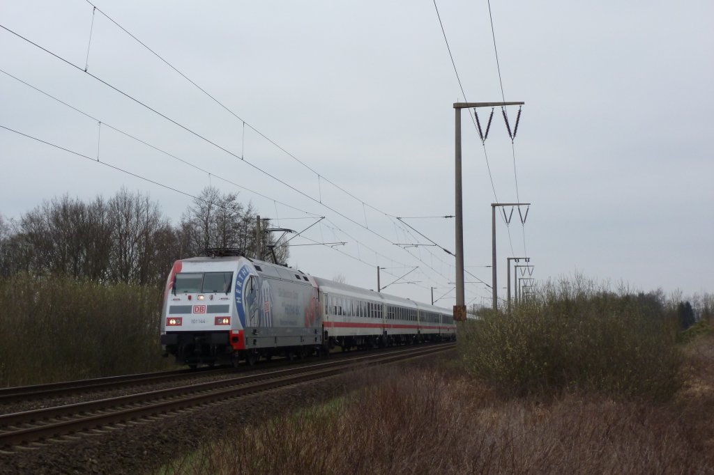 101 144-4 mit dem IC 134 von Norddeich Mole nach Luxemburg am 05.04.2012 bei Veenhusen.
