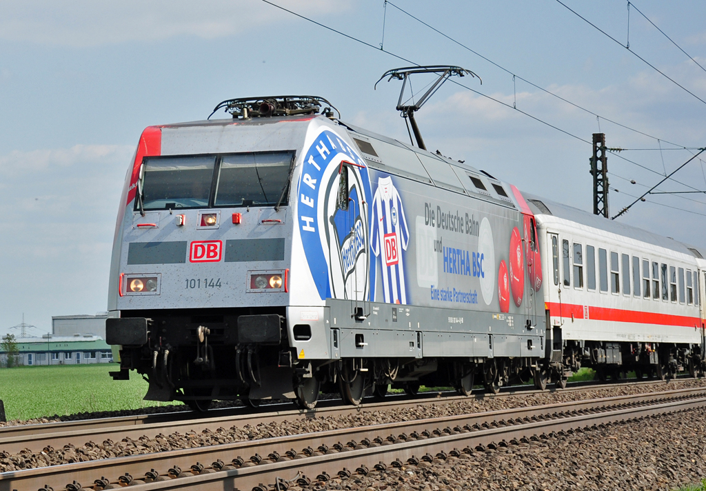 101 144-4 mit  Hertha BSC -Lackierung zwischen Brhl und Bonn - 15.04.2011