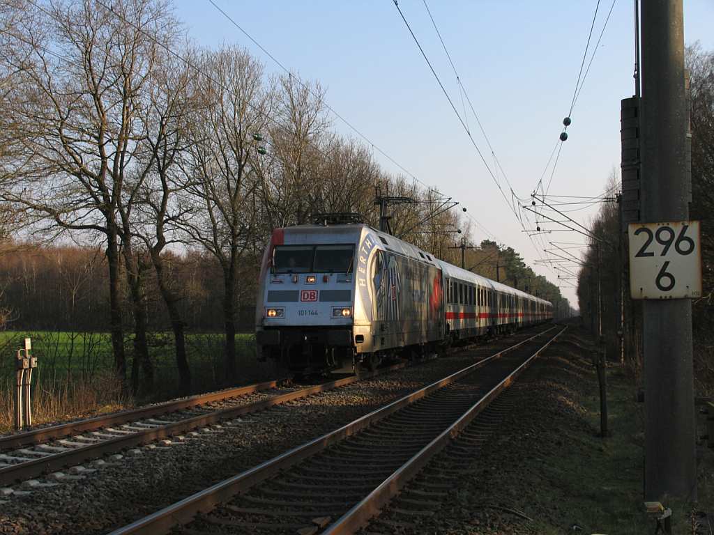 101 144-4 mit IC 135 Kln Hauptbahnhof-Nordeich Mole bei Devermhlen (B 296.6) am 23-3-2012.

