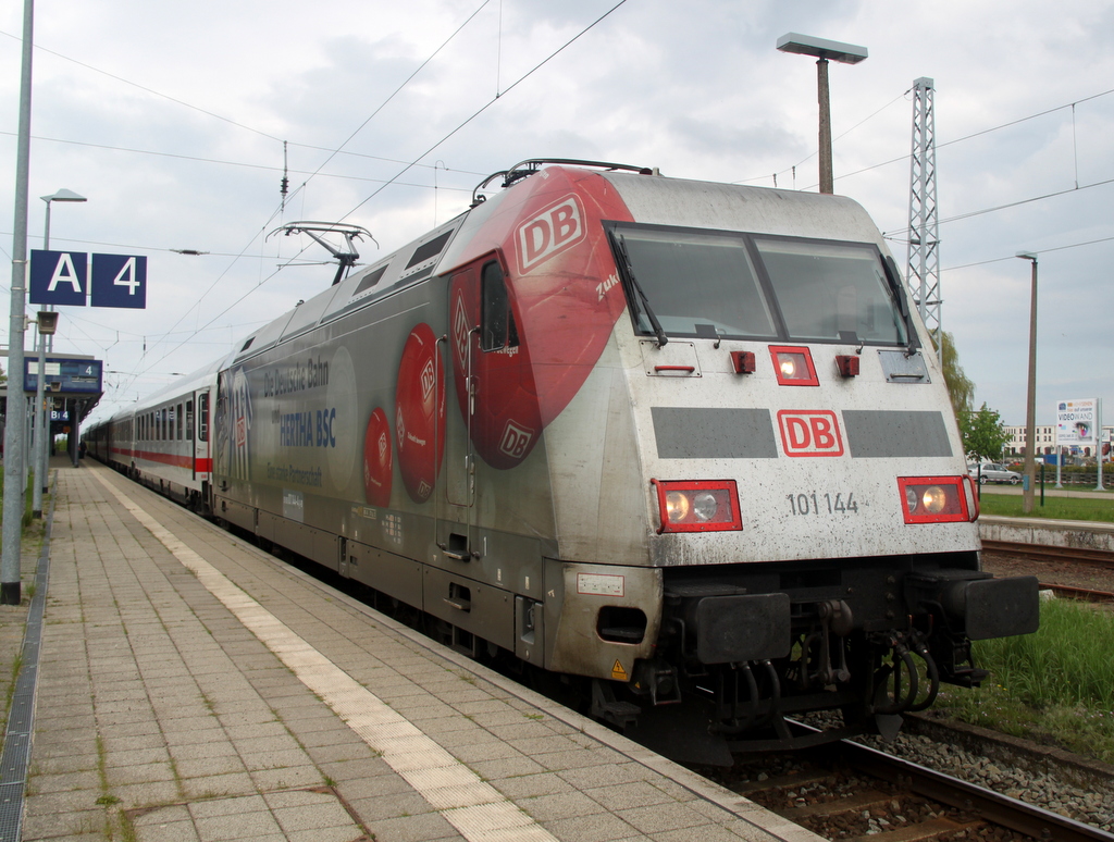 101 144-4 mit IC 2239 von Warnemnde nach Dresden Hbf hatte am 12.05.2013 noch 1 Stunde Pause bis zur Abfahrt im Bahnhof Warnemnde. 