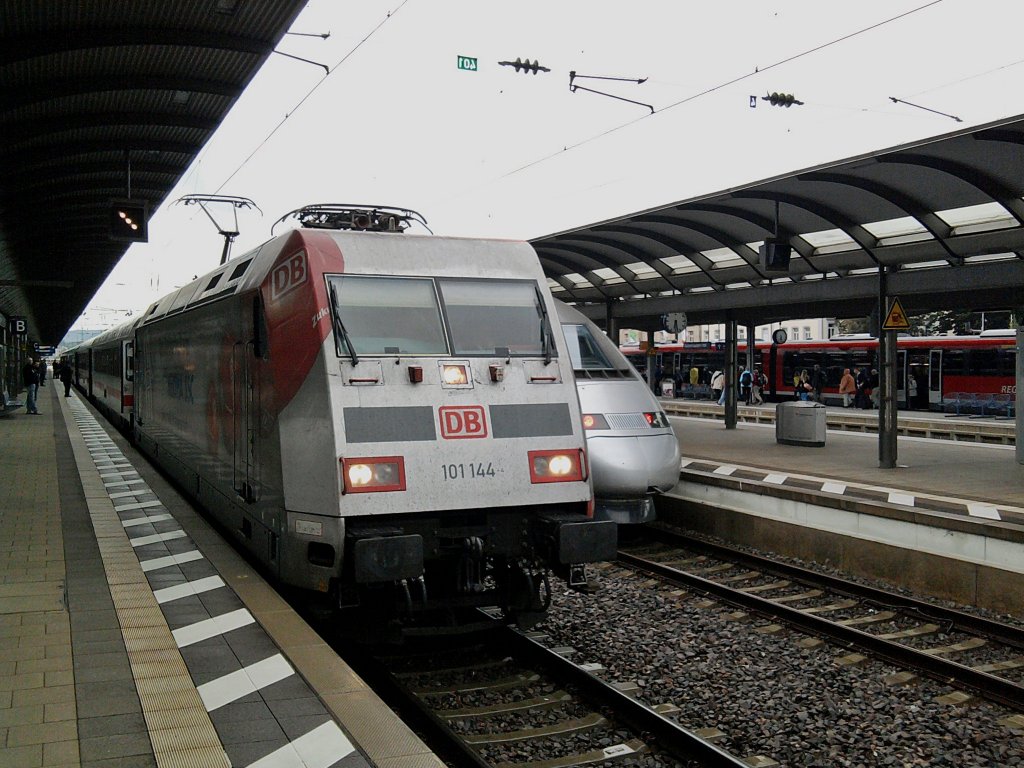 101 144-4 steht mit dem IC 2357 Saarbrcken - Frankfurt (Main) am 24.07.2011 in Kaiserslautern Hbf