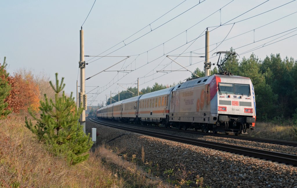 101 144 befrderte am 06.11.11 zusammen mit einer weiteren BR 101 den IC 2208 durch Muldenstein nach Berlin.