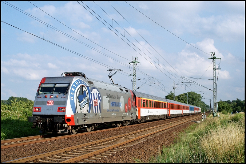 101 144 hat mit EC 378 von Wien Praterstern nach Binz am 08.07.2011 den Hbf Stralsund fast erreicht.