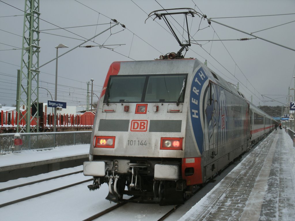 101 144 hatte es,am 06.Dezember 2012,trotz Wintereinbruch auf Rgen,mit nur 5 Minuten Versptung,mit dem IC 2212 Koblenz-Binz,nach Bergen/Rgen geschafft.