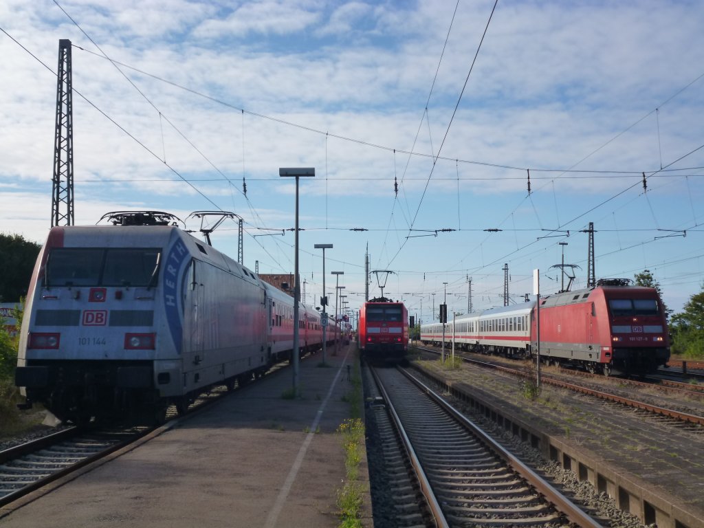 101 144 (Hertha BSC), 146 127 und 101 127 (v.l.) nebeneinander in Norddeich.
Aufgenommen am 1.9.12