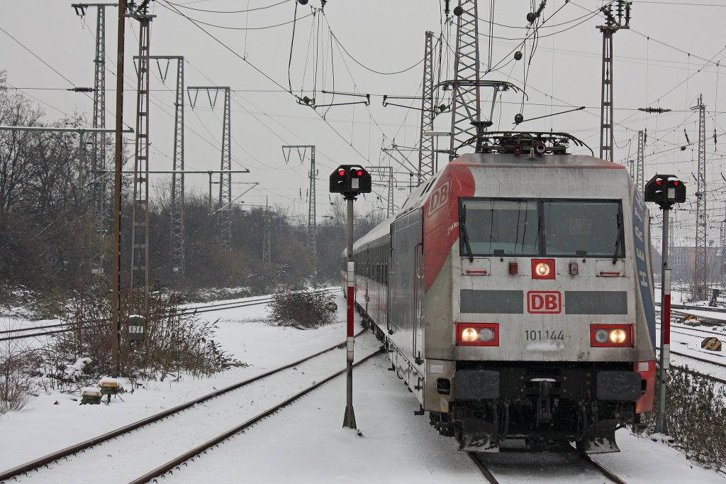 101 144 Hertha BSC am 15.1.13 bei der Einfahrt in Duisburg Hbf.