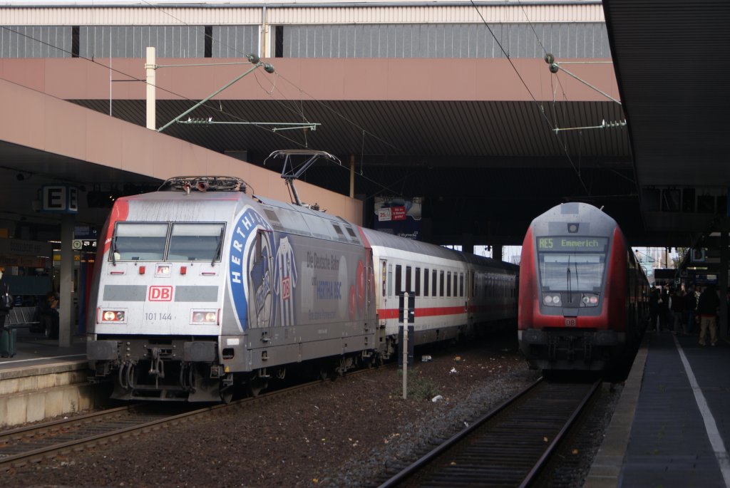101 144  Hertha BSC Berlin  mit einem IC in D�sseldorf Hbf am 31.10.2009