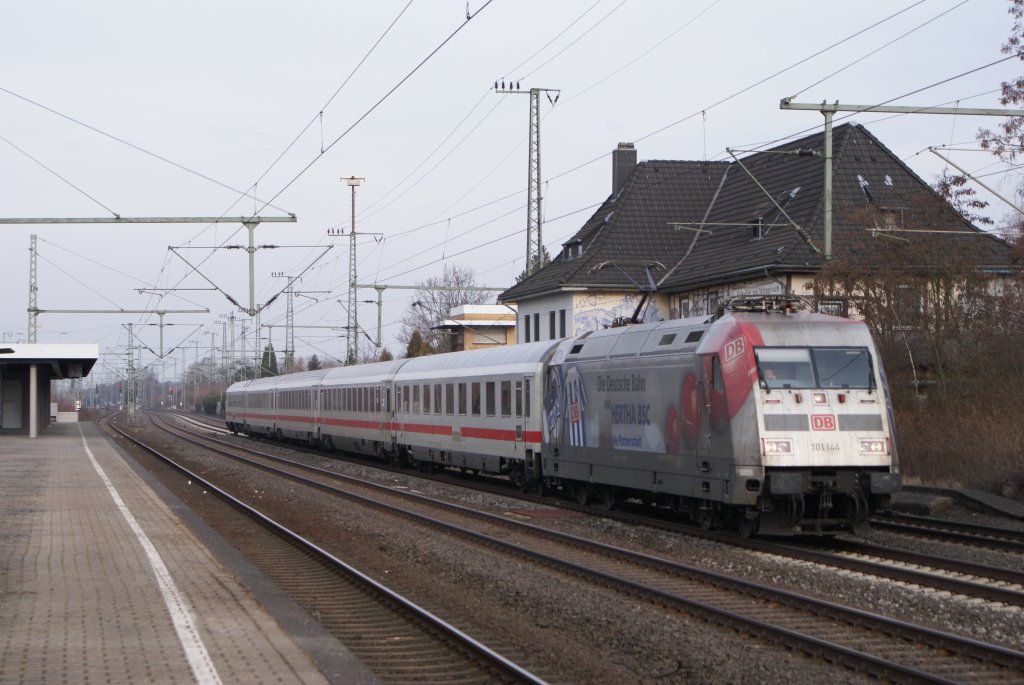 101 144  Hertha BSC  mit einem IC in Duisburg Gro�enbaum am 23.01.2010