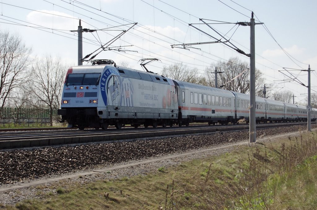 101 144 (Hertha BSC) mit dem IC 143 nach Berlin zwischen Growudicke und Rathenow. 23.04.2010