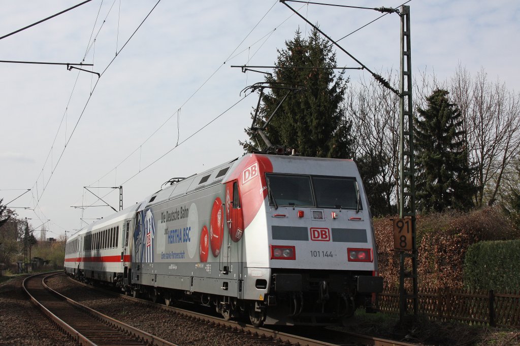 101 144  Hertha BSC  schob am 2.4.12 einen IC durch Bonn-Limperich.