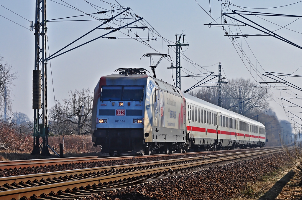 101 144 kurz vor Erreichen des Bf Stralsund aus Richtung Greifswald am 25.03.2010