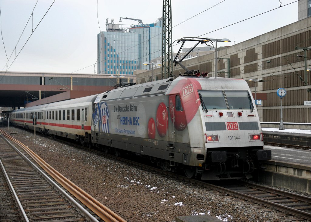 101 144 mit einem IC nach Berlin am 17.02.2010 bei der Bereitstellung am Dsseldorfer Hbf.