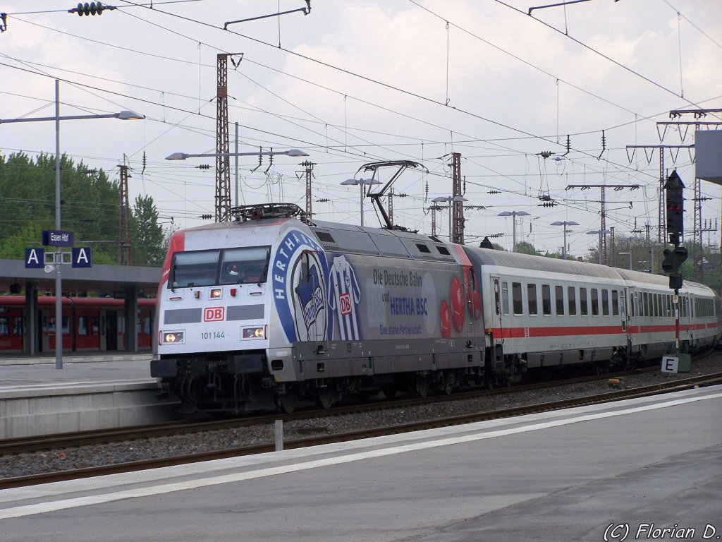 101 144 mit IC 2154 am Hacken bei der Einfahrt in Essen Hbf am 27.04.2010