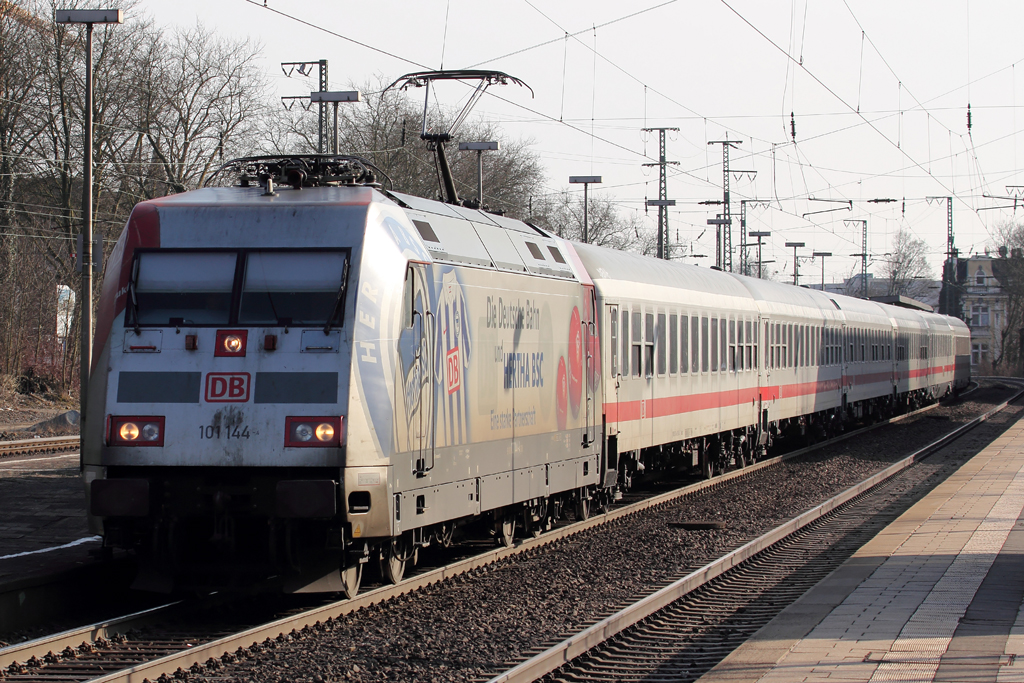 101 144 mit IC 2408 nach Westerland(Sylt) in Recklinghausen 1.4.2013