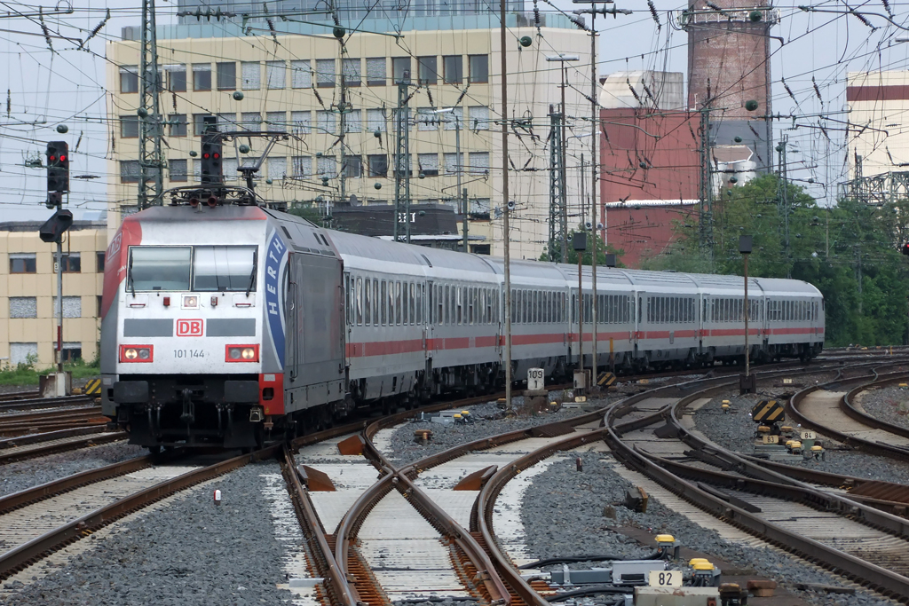 101 144 mit IC bei der Einfahrt in Bielefeld 14.6.2011