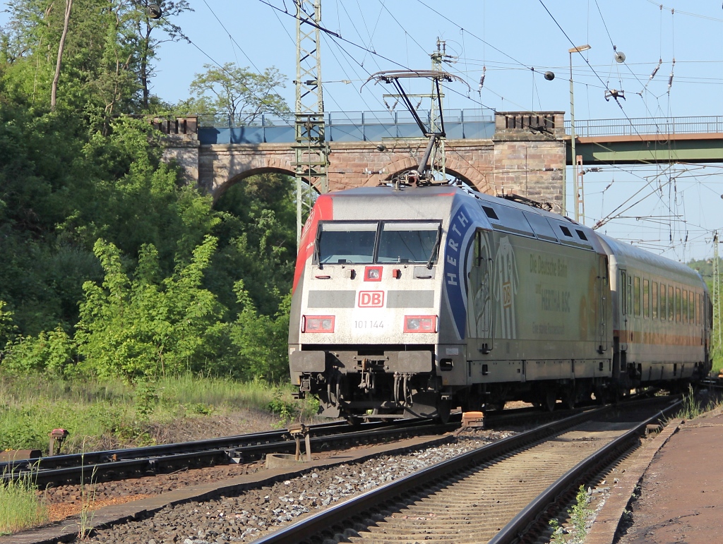 101 144 schiebt einen Umleiter-IC von Osten kommend weiter gen Kassel. Aufgenommen am 26.05.2012 in Eichenberg.