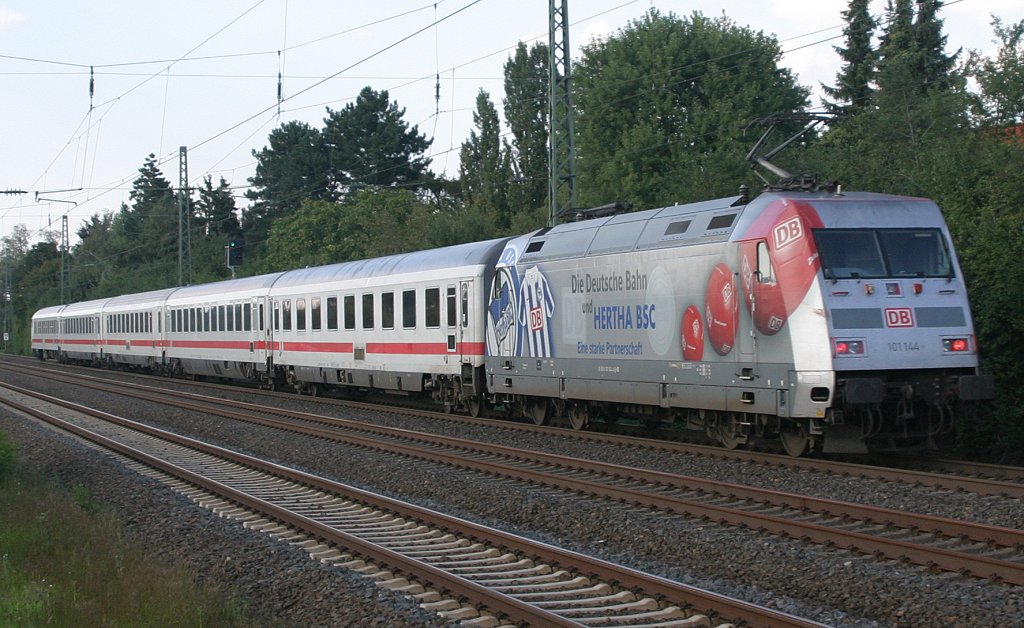 101 144 schiebt ihrem IC am 5.9.10 durch Dsseldorf-Angermund