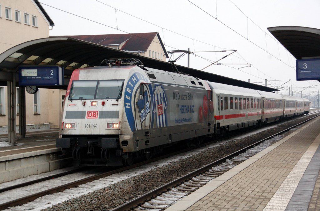 101 144 steht am 06.02.10 mit IC 2353 im Bahnhof Bitterfeld.