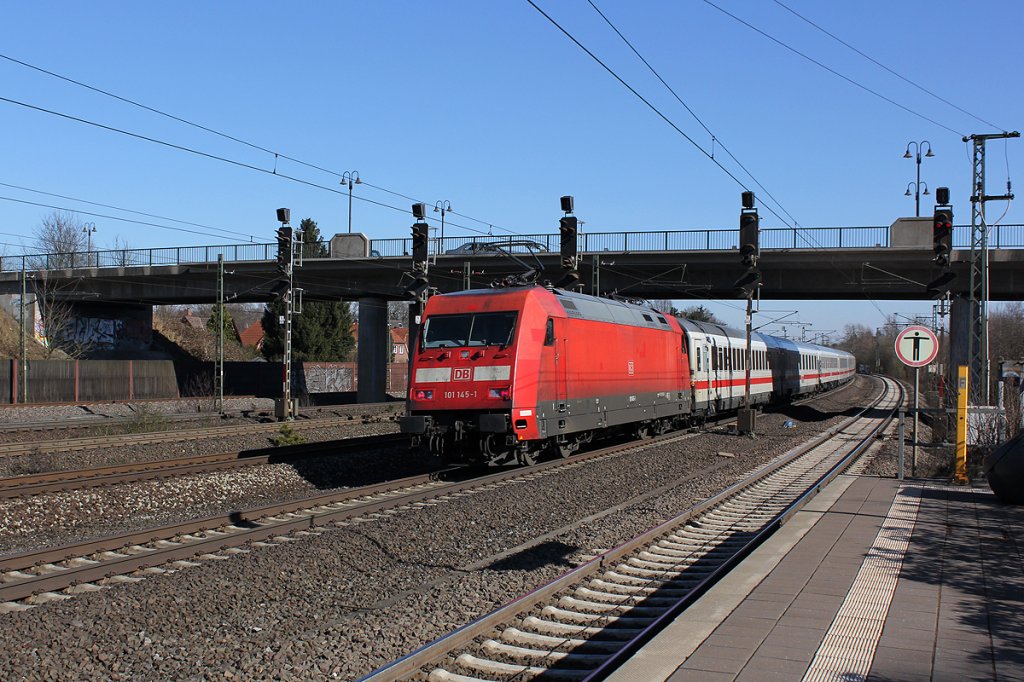 101 145-1 schiebt ihren IC in Richtung Hamburg. Aufgenommen am 5.3.13.